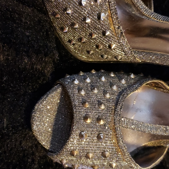 Heels - Picture 4 of 4